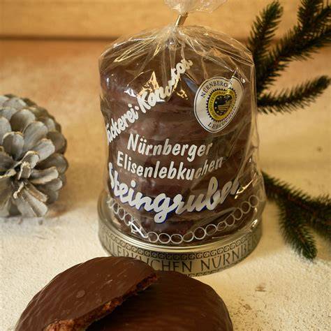 Elisenlebkuchen mit Schokoladenglasur und Mandelhälften
