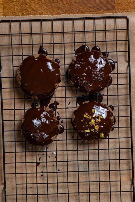 Elisenlebkuchen mit Schokoladenglasur und Zuckerdekor auf Gitter