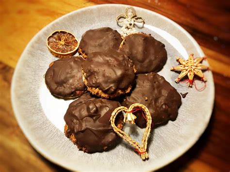 Elisenlebkuchen vor und nach dem Backen auf Oblaten
