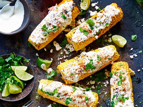 Elotes mit veganer Cashew-Sour-Cream und Paprikapulver