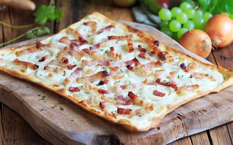 Elsässer Flammkuchen servierfertig angerichtet