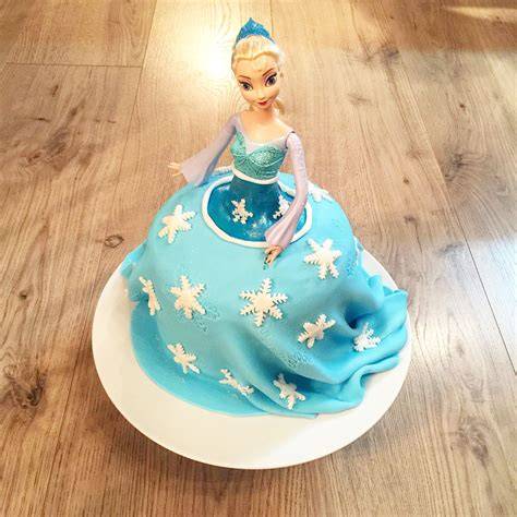 Elsa Torte auf dem Tisch, fertig dekoriert