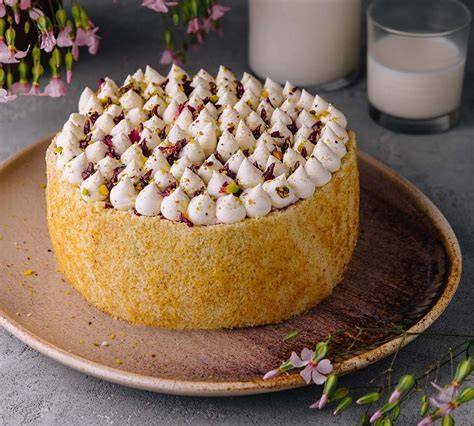 Elsa-Barbie-Torte Gesamtansicht mit Rockform und Schneeflocken