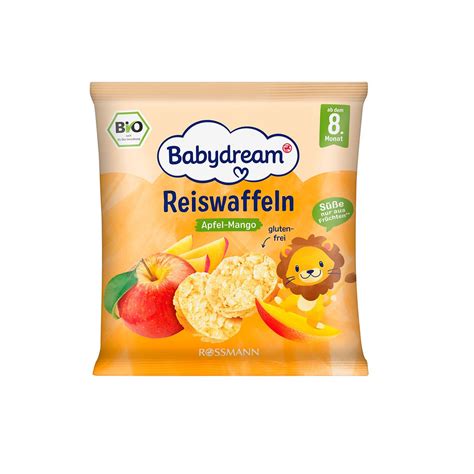 Eltern bieten Baby weichen Keks und Reiswaffel