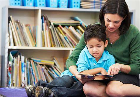 Eltern lesen ihren Kindern eine Gutenachtgeschichte als modernes Betthupferl vor