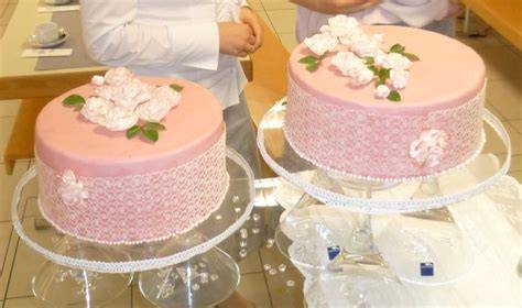 Emotionale Szene: Gäste bewundern eine Torte mit handgemachter essbarer Tortenspitze