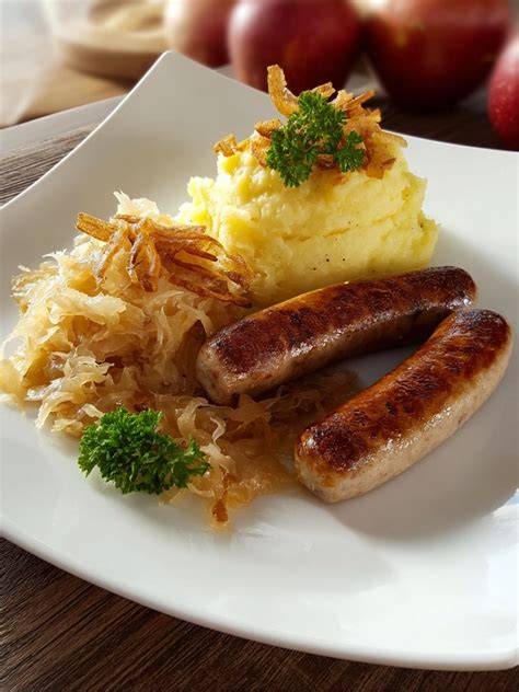 Empfohlene Kombinationen: Bratwurst mit Beilagen wie Gemüse und Sauerkraut