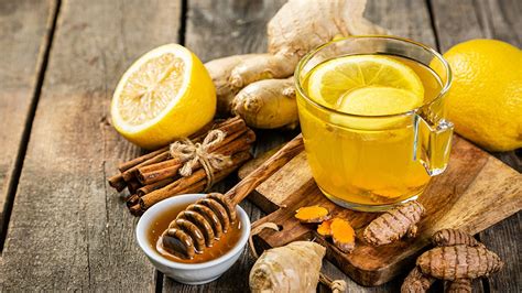 Empfohlene Lebensmittel bei Erkältung: Suppen, Tee, Honig, Beeren, Ingwer