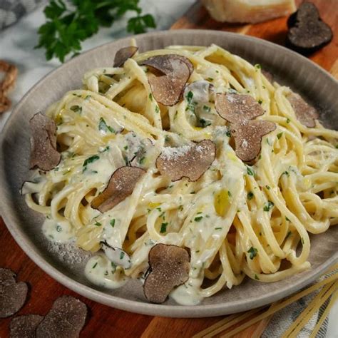 Empfohlene Weine und servierte Pasta mit Trüffel