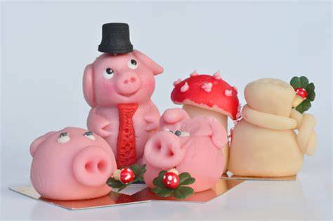 Endbild: Rosafarbene Marzipanfiguren als Tortendekoration