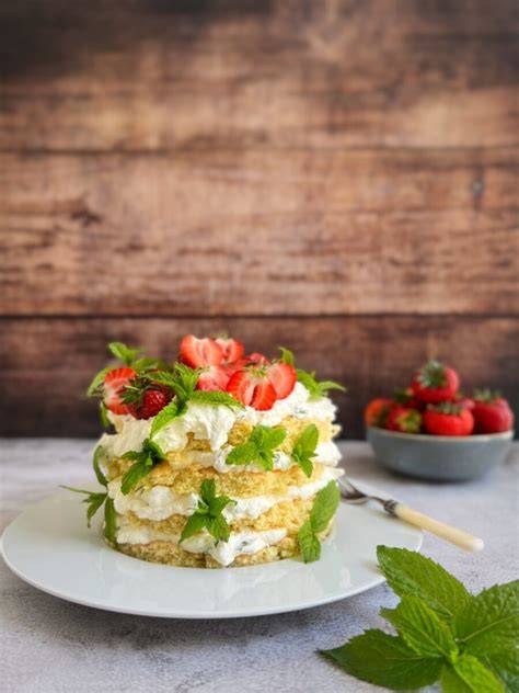 Enddekoration Erdbeer-Minz-Torte