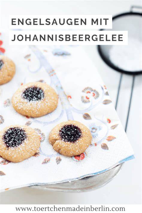 Engelsaugen frisch gebacken mit Johannisbeergelee und Puderzucker