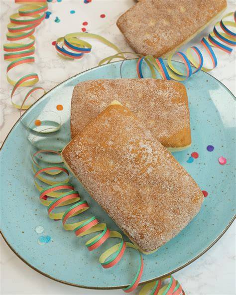 Ensaimada frisch gebacken, mit Puderzucker bestäubt