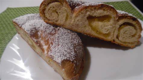 Ensaimadas aufgeschnitten, mit Vanillepuddingfüllung