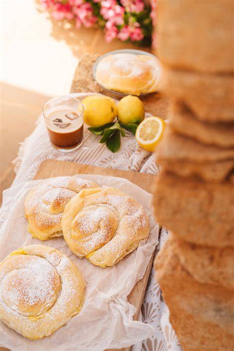 Ensaimadas mit klassischer und Vanillepudding-Füllung