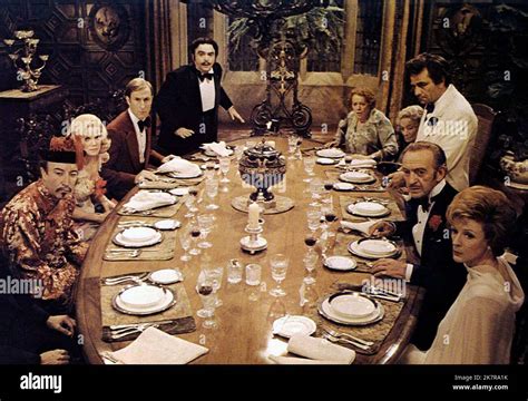 Ensemble-Cast: Peter Sellers, Peter Falk, David Niven, Maggie Smith, Alec Guinness