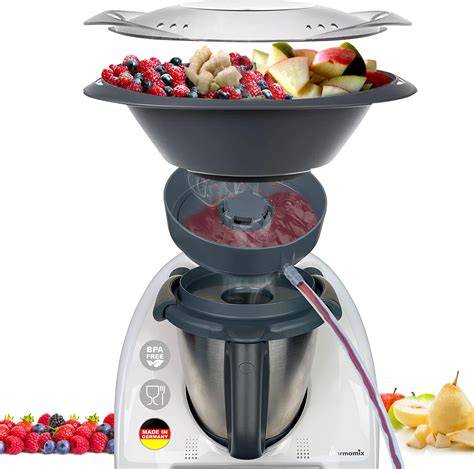 Entsafter im Thermomix mit Schüssel und Gareinsatz