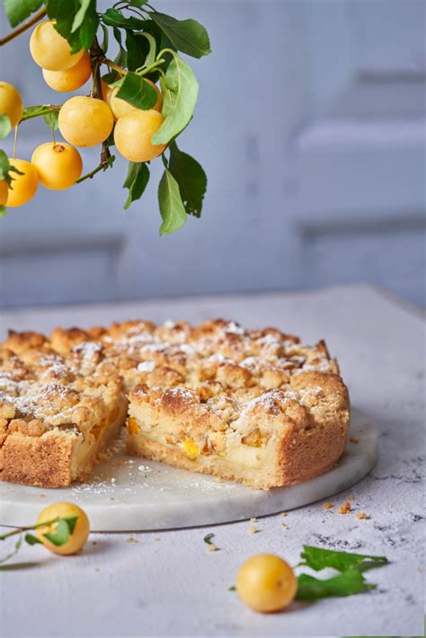 Entsteinte Mirabellen halbiert auf Kuchen