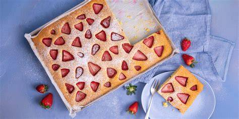 Erdbeer Blechkuchen frisch gebacken auf Backblech