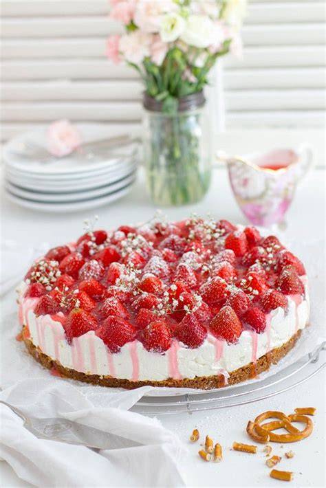 Erdbeer Brezel Torte mit Creme und frischem Obst