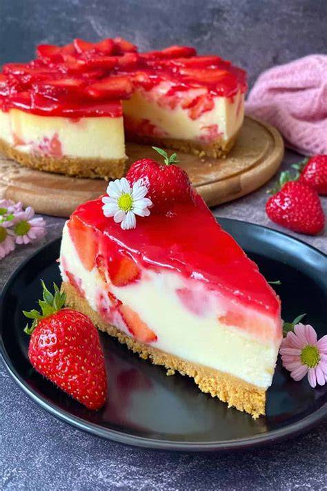 Erdbeer Cheesecake Torte auf Servierplatte mit Crumble-Boden