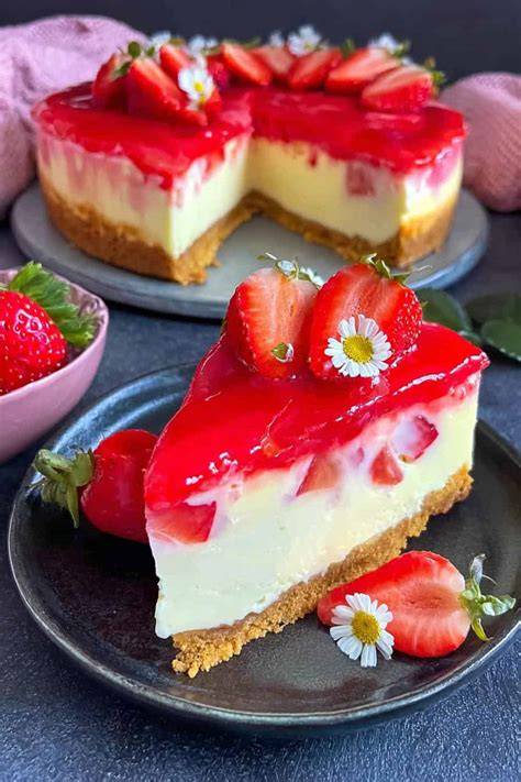Erdbeer Cheesecake aufgeschnitten auf Teller