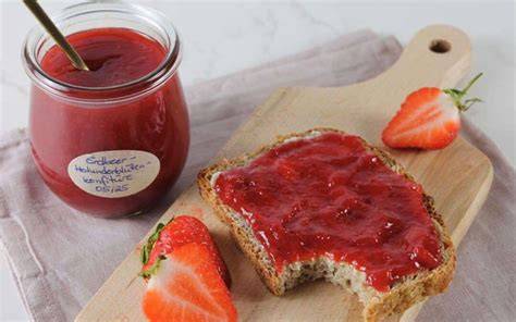 Erdbeer Daiquiri Marmelade auf frischem Brot
