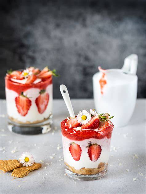 Erdbeer Dessert im Glas mit Keksboden