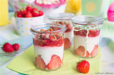 Erdbeer Mascarpone Creme im Glas - sommerliche Dessertpräsentation