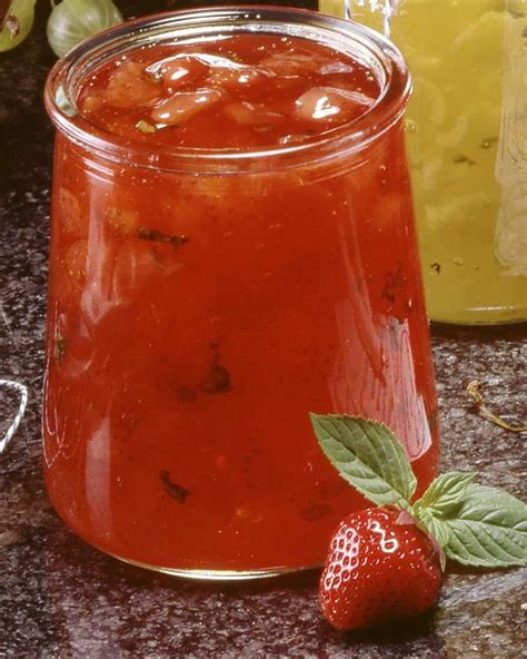 Erdbeer Minz Marmelade im Glas auf Frühstückstisch