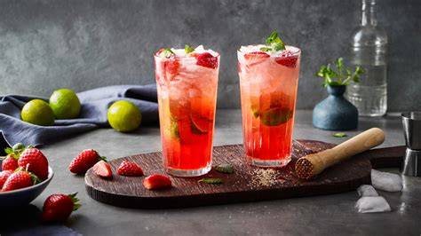 Erdbeer Mojito im Glas mit Crushed Ice und frischer Minze