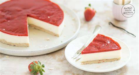 Erdbeer Panna Cotta Torte auf einem Teller, angeschnitten