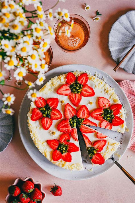Erdbeer Panna Cotta Torte mit Sahnetuffs und frischen Erdbeeren dekoriert