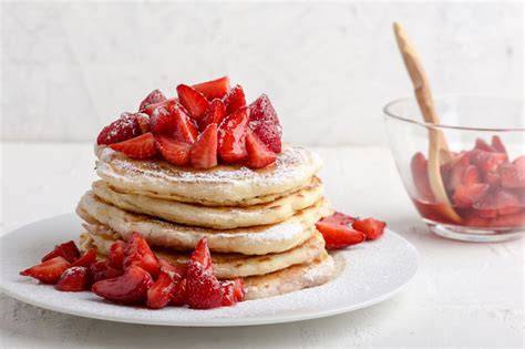 Erdbeer Pfannkuchen Torte geschichtet mit Creme und frischen Erdbeeren