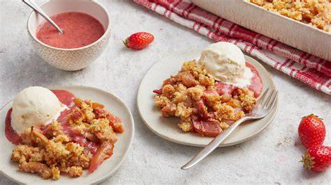 Erdbeer Rhabarber Crumble mit Vanilleeis