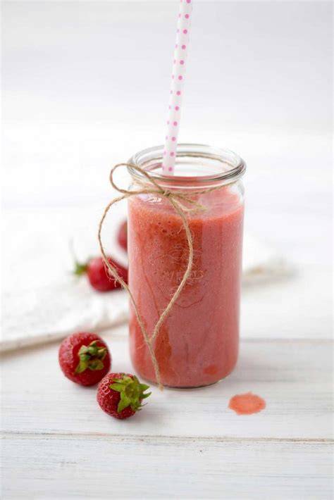 Erdbeer Shake ohne Zucker mit frischen Früchten