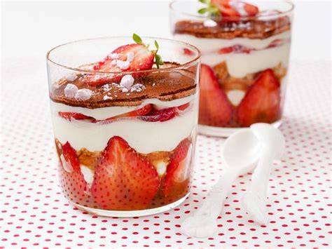 Erdbeer Tiramisu Schichten im Glas
