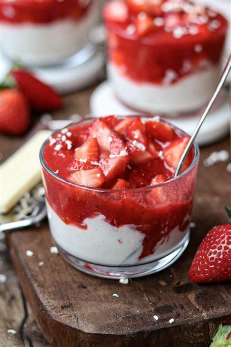 Erdbeer- und helle Creme geschichtet