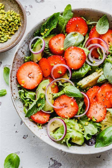 Erdbeer-Avocado-Salat mit Honig-Zitronen-Dressing