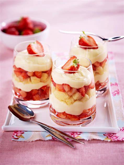 Erdbeer-Biskuit Schichtdessert als Blickfang bei einem Sommerbuffet