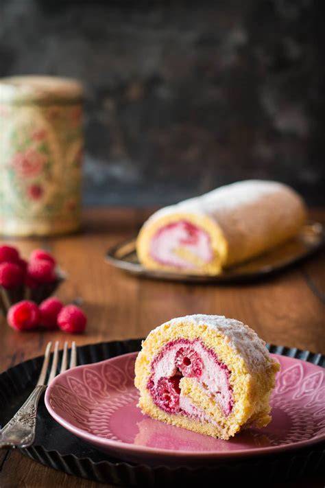 Erdbeer-Biskuitrolle samt frischer Mascarponecreme und Dekoration