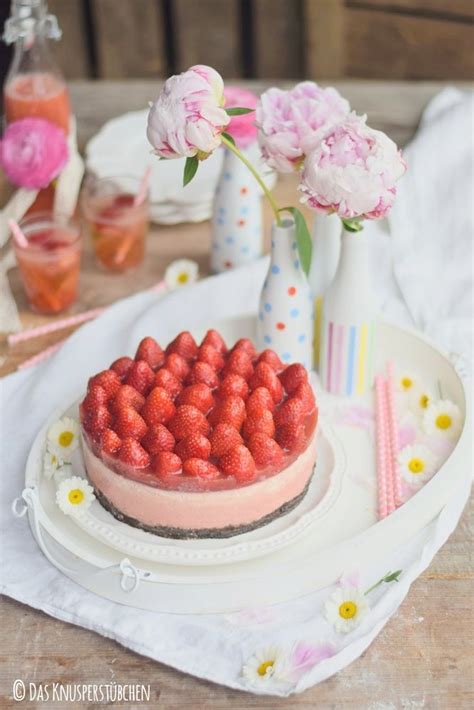 Erdbeer-Blumen-Dekor auf Cheesecake