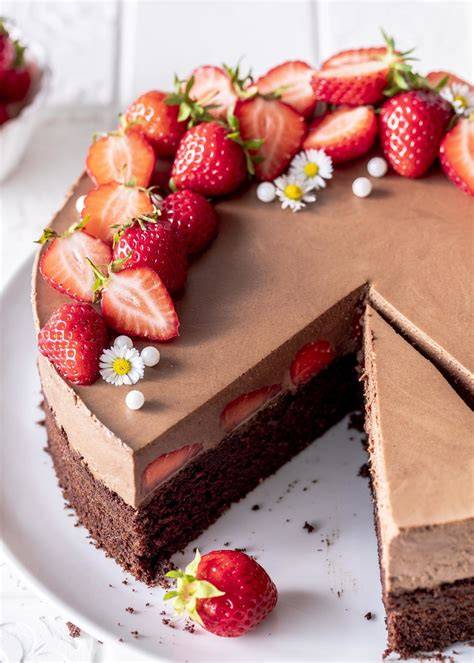 Erdbeer-Brownie-Torte - fertige Torte mit Erdbeeren