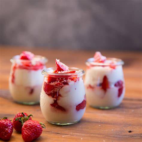 Erdbeer-Campari-Sorbet im Glas mit frischen Erdbeeren