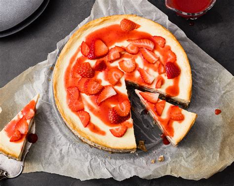 Erdbeer-Cheesecake Stück mit frischem Erdbeertopping
