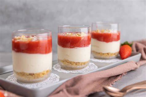 Erdbeer-Cheesecake im Glas: Schichten von Keksboden, Creme und Erdbeerspiegel
