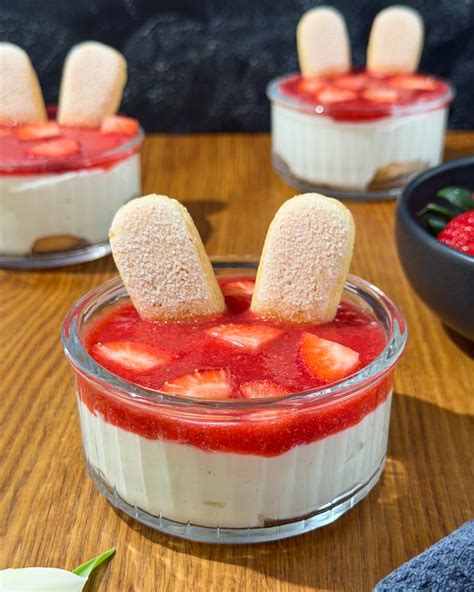 Erdbeer-Dessert im Glas geschichtet