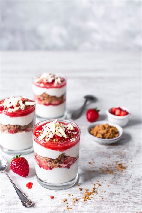 Erdbeer-Dessert im Glas mit Choco Crossies