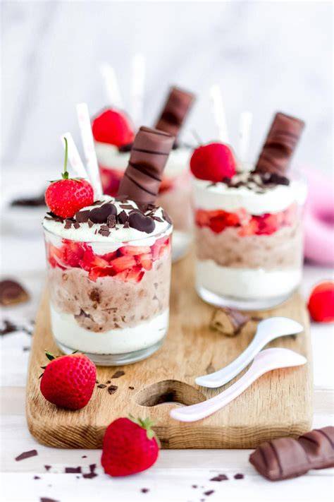 Erdbeer-Dessert mit Kinder Bueno geschichtet im Glas
