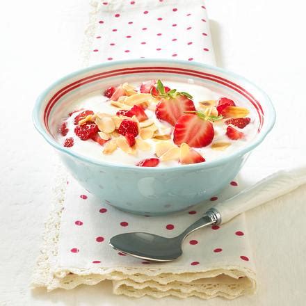 Erdbeer-Joghurt mit gerösteten Mandeln